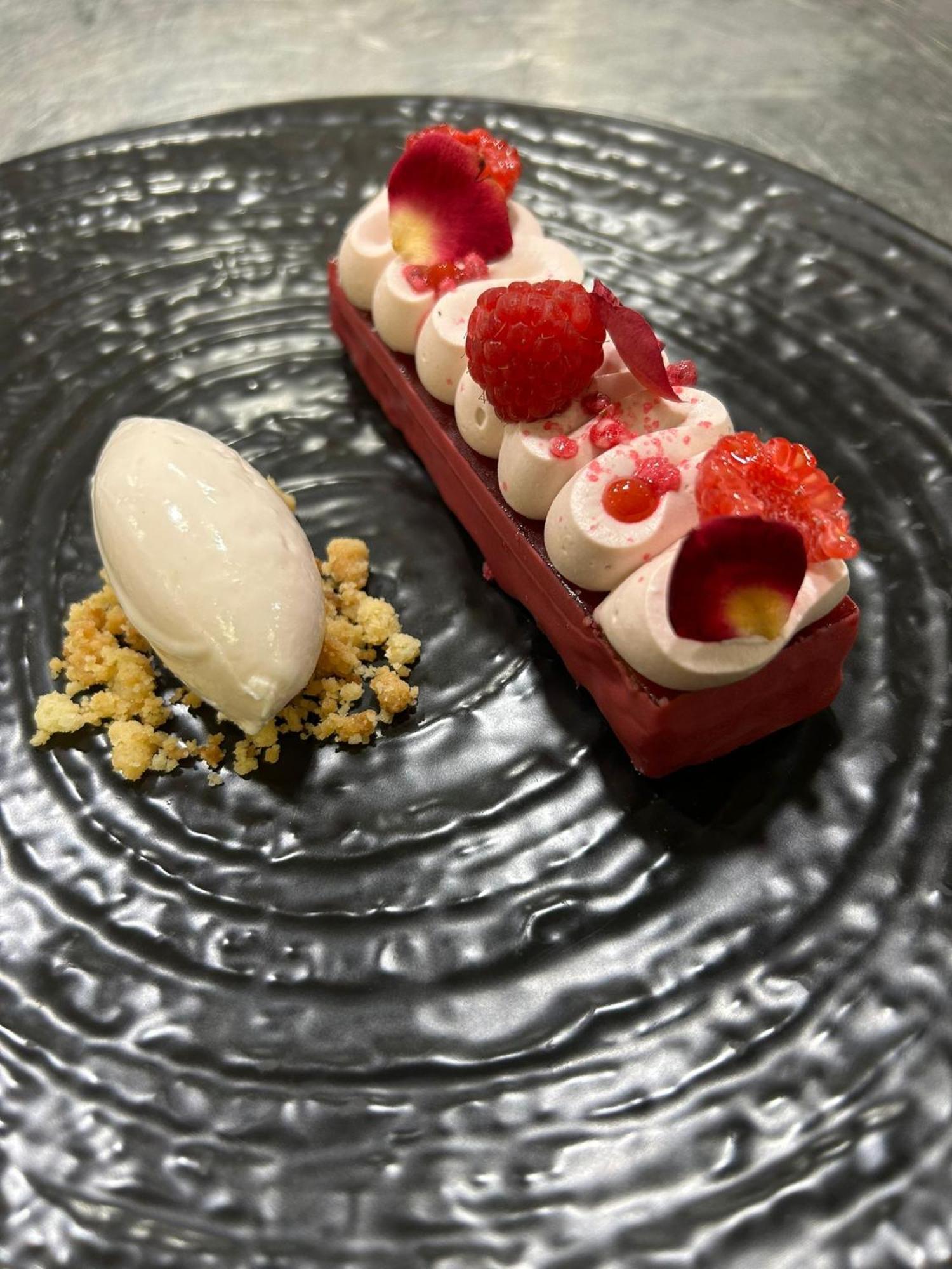 Miramare The Palace Resort Sanremo Luaran gambar A dessert at the restaurant